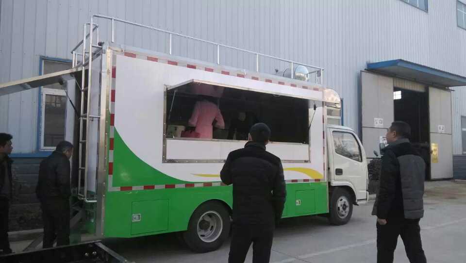东风小多利卡流动餐饮车
