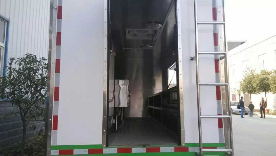 南骏流动餐饮车