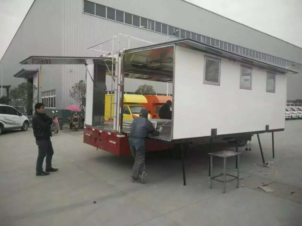 东风移动餐饮车