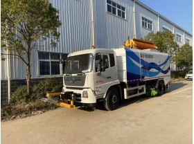 大型扫路车