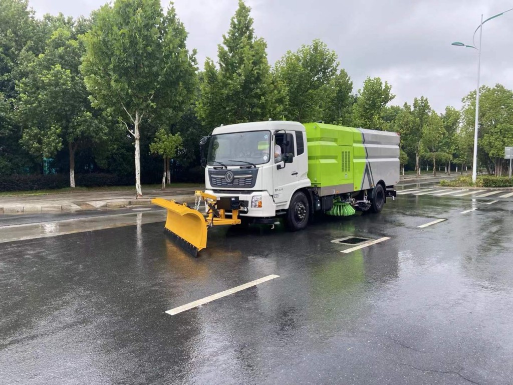 新型吸尘式扫路车