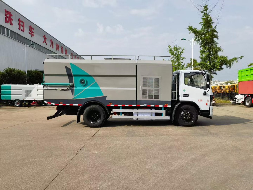 小型扫地吸尘车