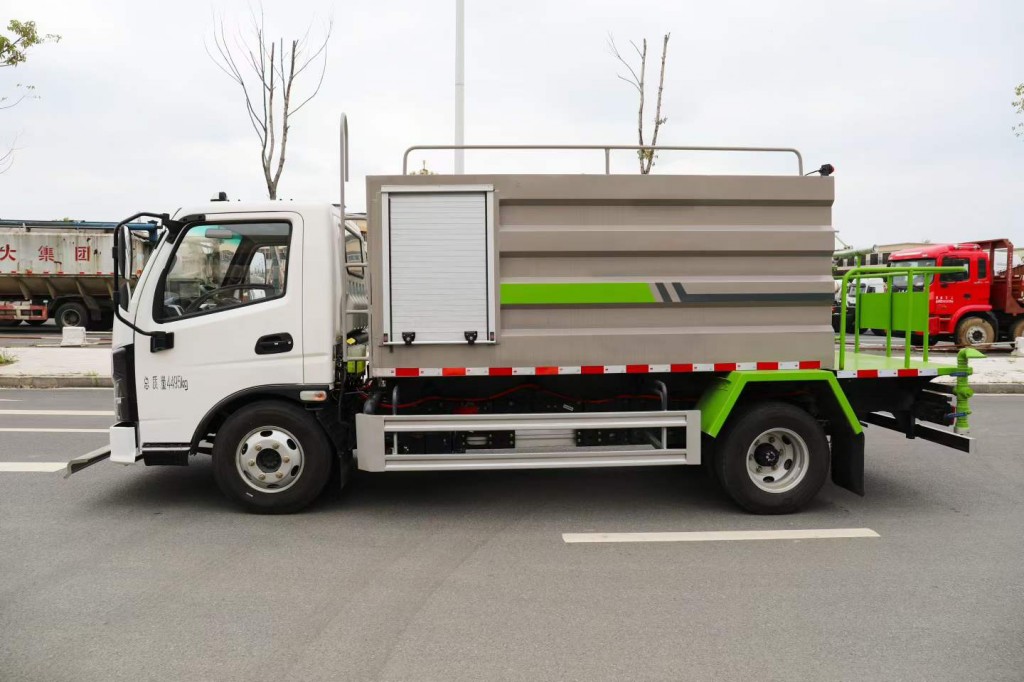 六轮洒水车