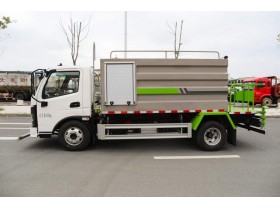 六轮洒水车