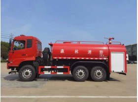 六驱洒水车