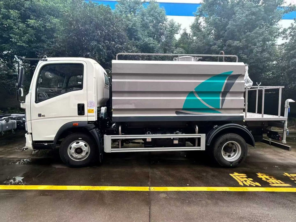 吸尘洒水车