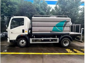 吸尘洒水车