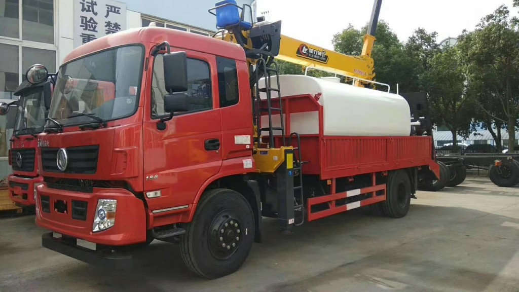 随车吊洒水车