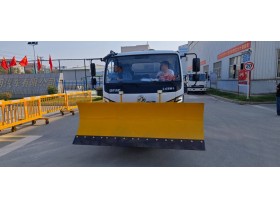 推雪洒水车