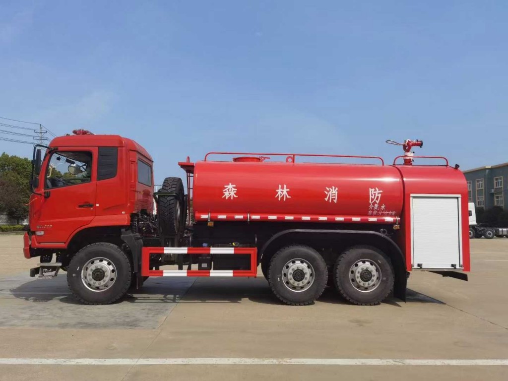6驱洒水车