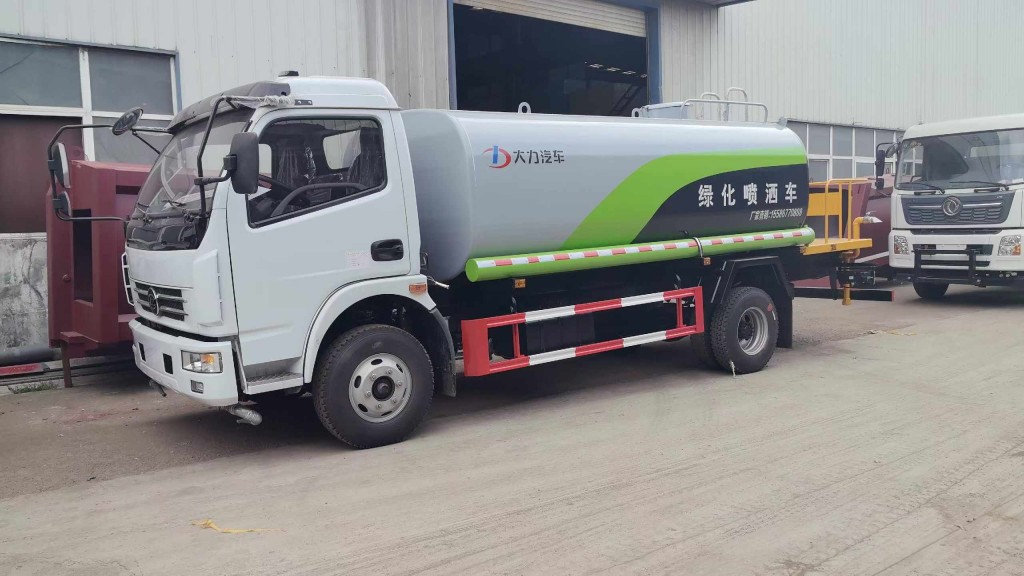 8方洒水车