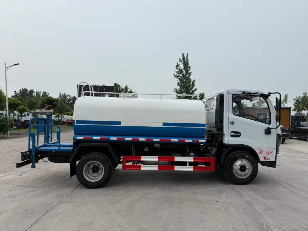 小型园林洒水车
