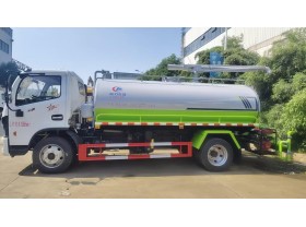 吸粪洒水车
