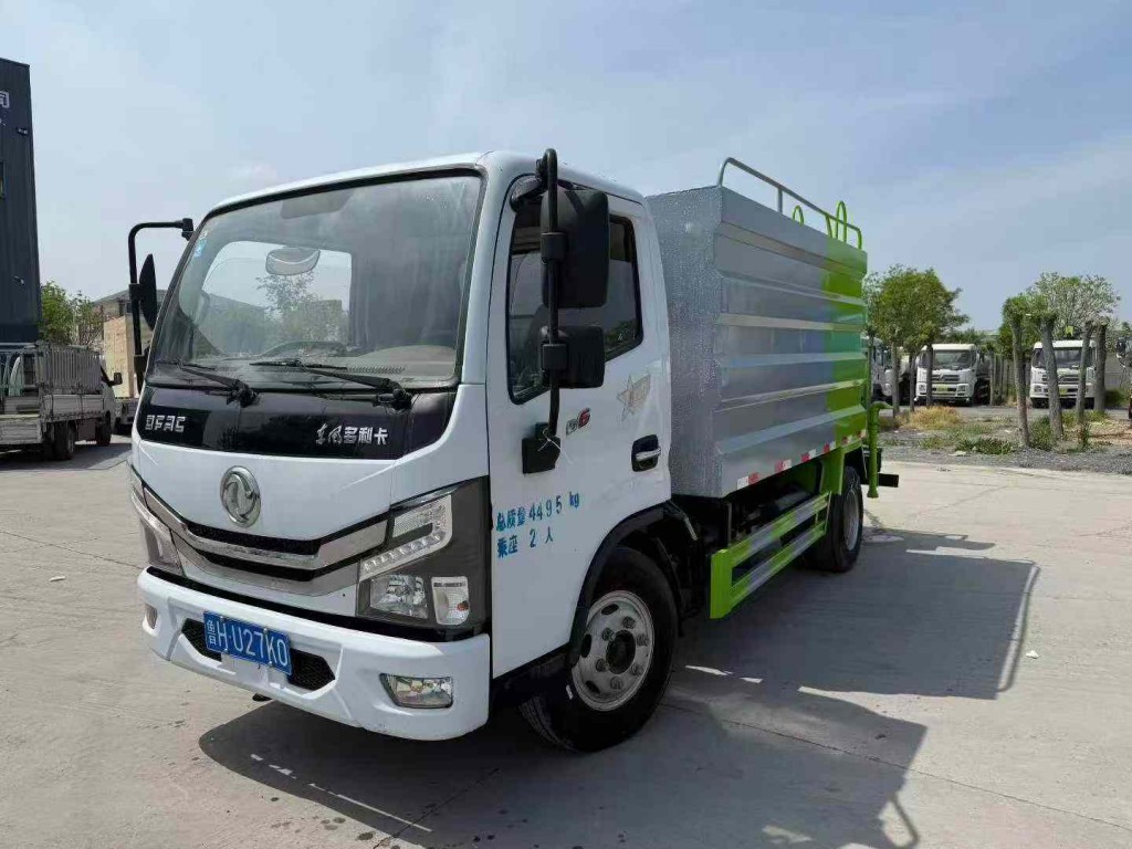 多利卡5吨洒水车