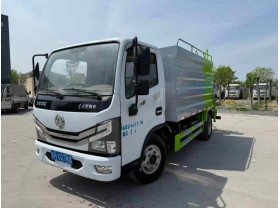 多利卡5吨洒水车