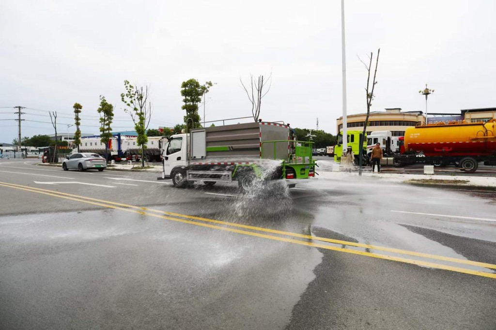 程力5方洒水车