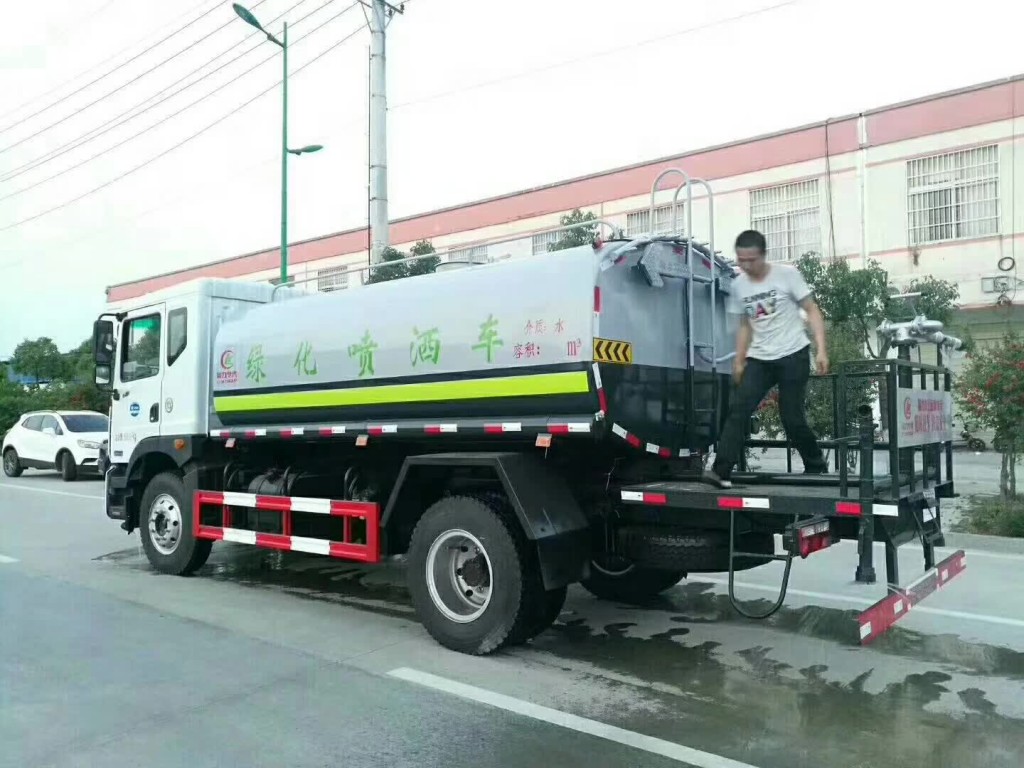 园林环卫多功能洒水车