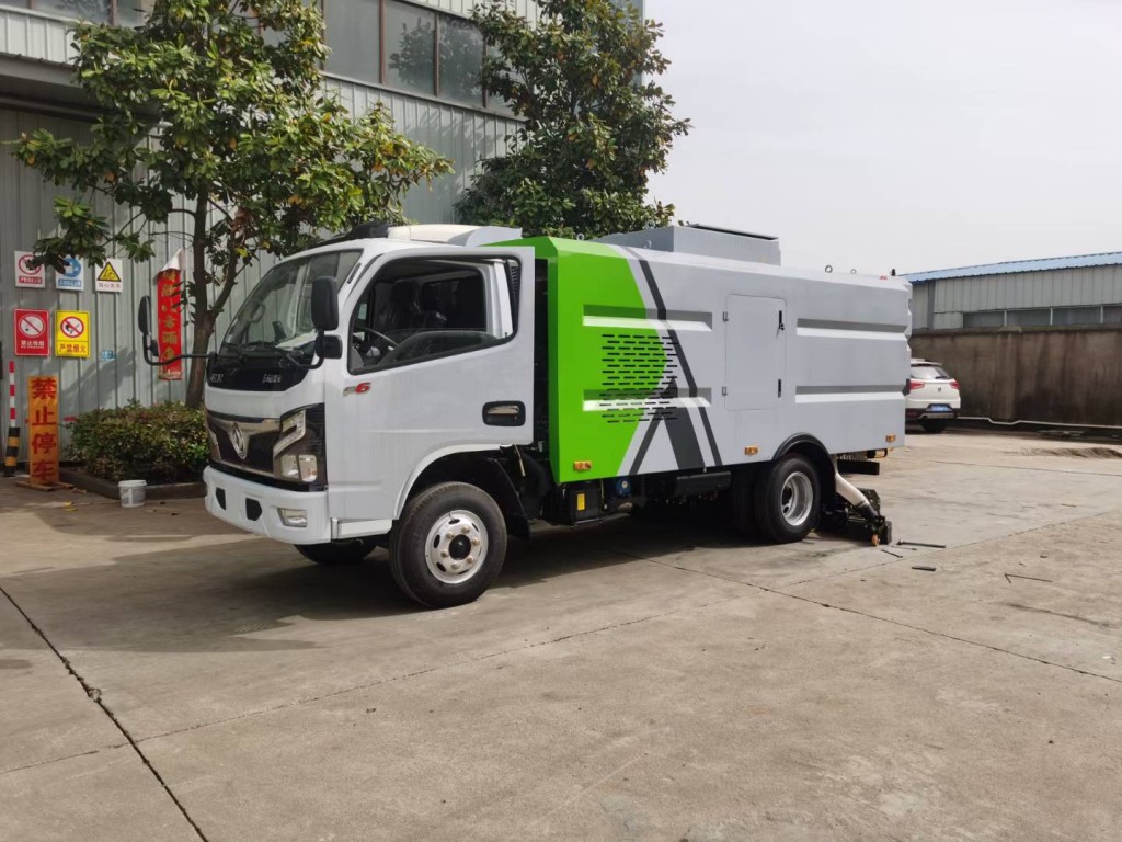 小型清扫吸尘车
