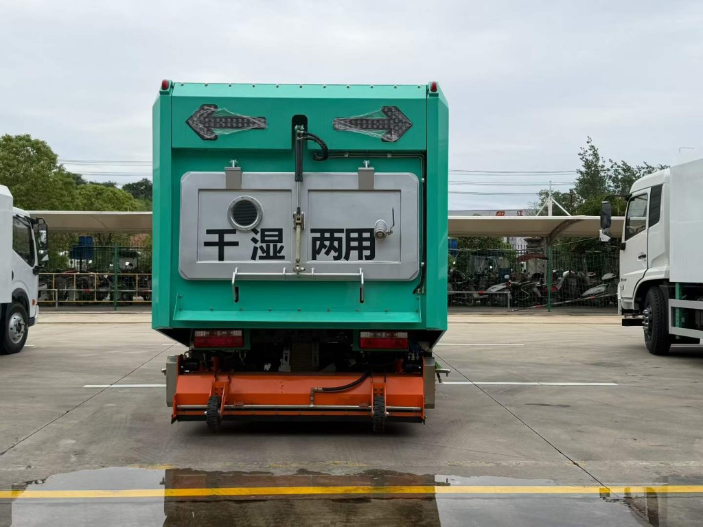 国六吸尘车