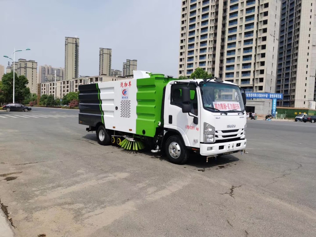 五十铃吸尘扫地车