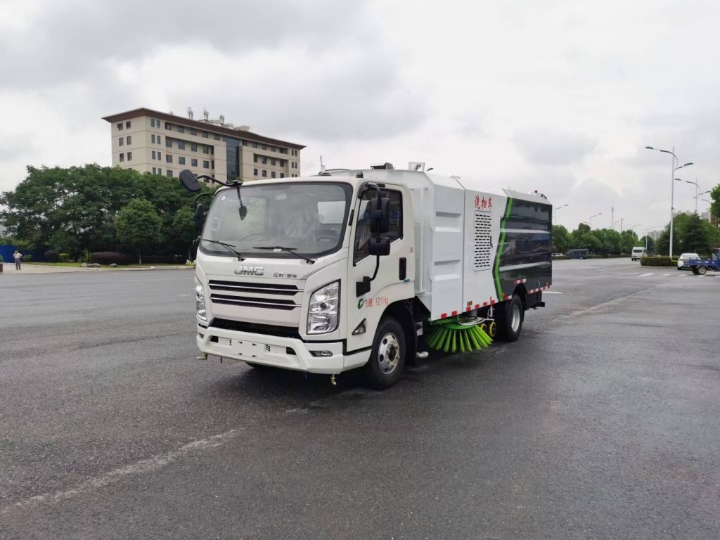 江铃吸尘扫地车