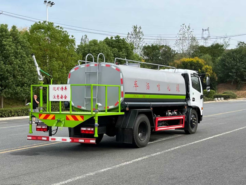 东风6吨洒水车
