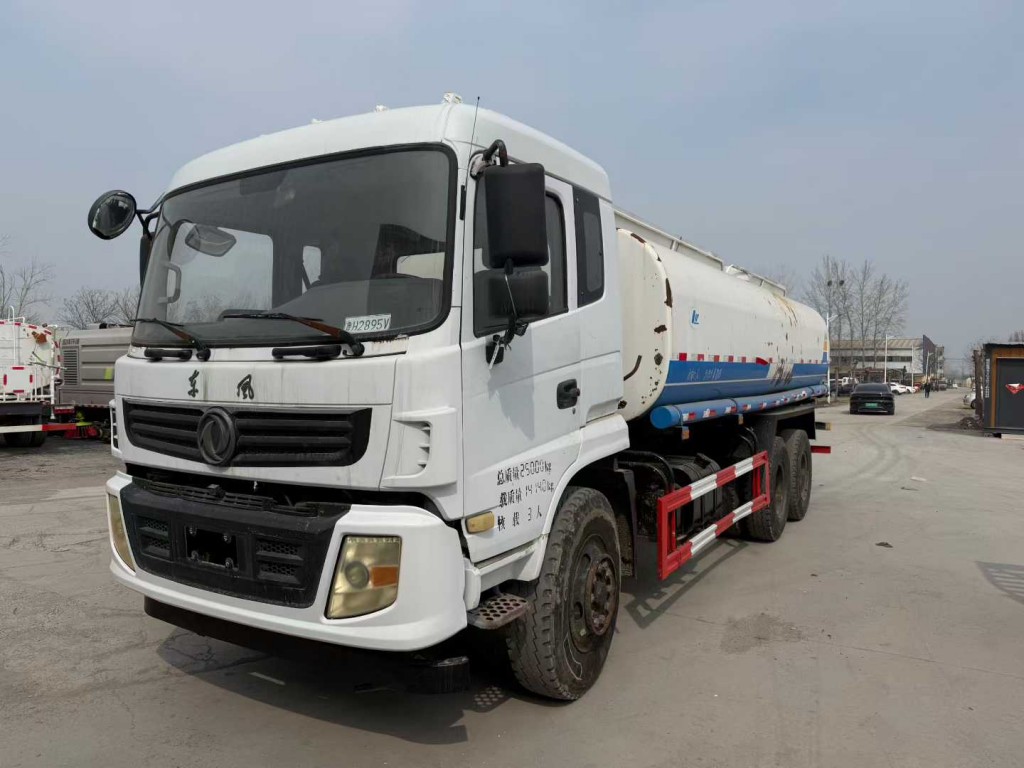210马力洒水车