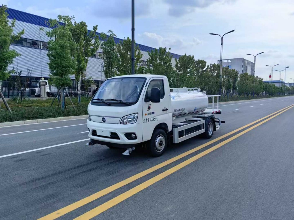 福田2立方洒水车
