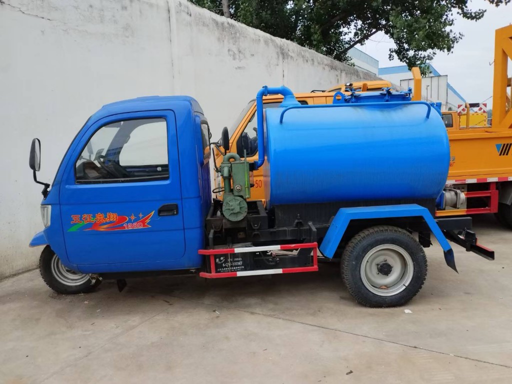 五征全封闭吸污车