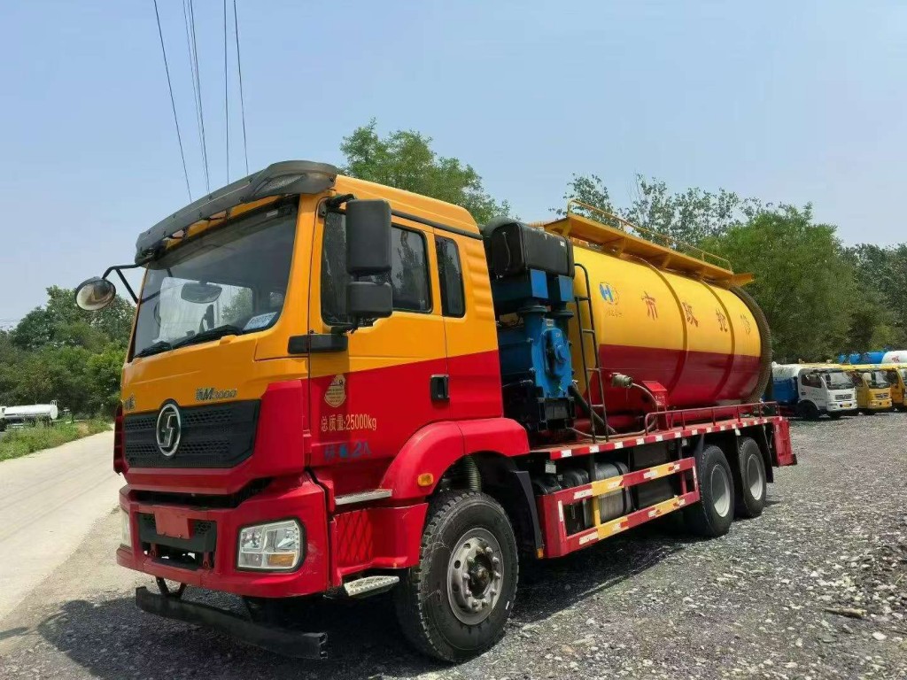 陕汽吸污车