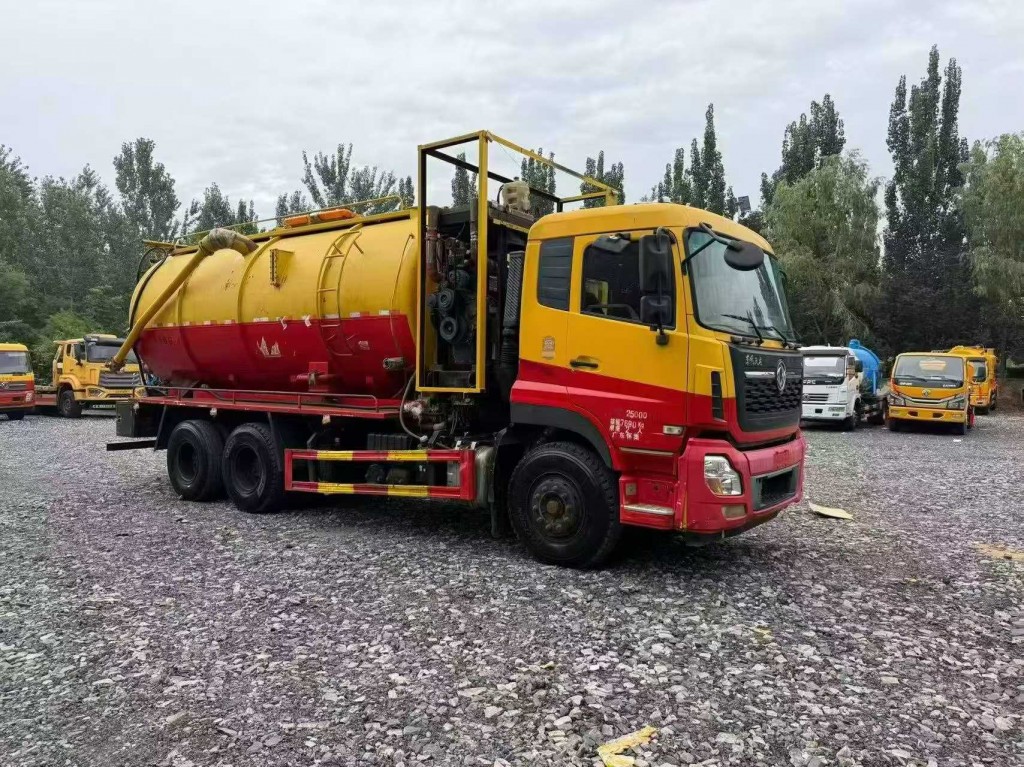 东风天龙清洗吸污车
