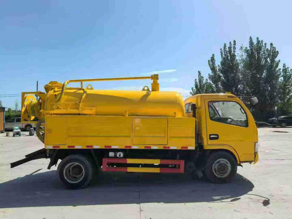 东风多利卡5吨吸污车