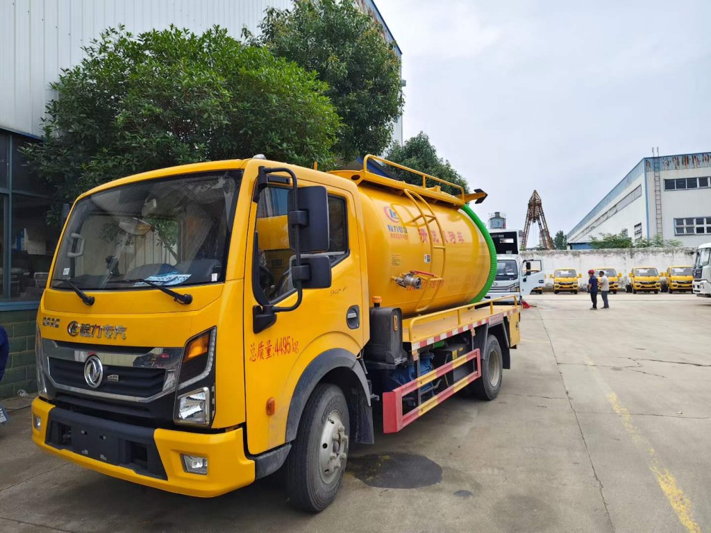 新型化粪池吸污车