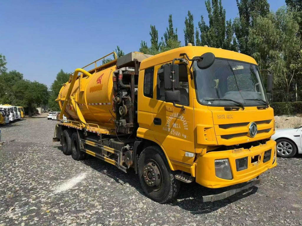 东风御龙吸污车